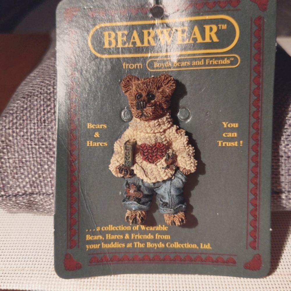 Boyds Bears Brooch Pin Wilson in Love
